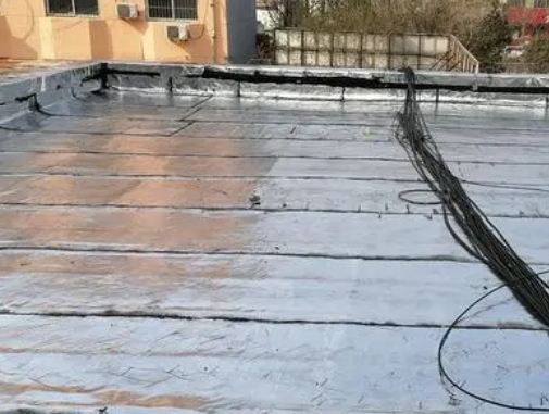 上饶卫生间漏水维修公司分享下上饶屋面楼顶防水刚性防水层施工要点。